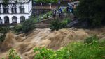 Penampakan Derasnya Aliran Banjir di Sungai Bagmati Nepal