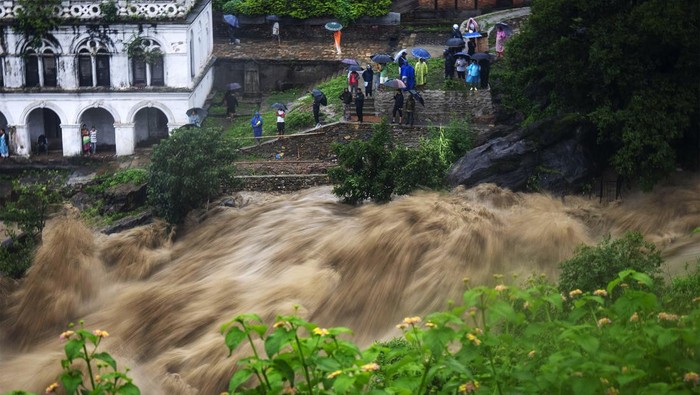 Hujan deras mengakibatkan banjir di Sungai Bagmati, Kathmandu, Nepal, Sabtu (6/7/2024) waktu setempat. Ini penampakan banjinya.