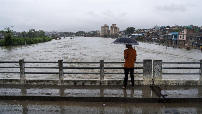 Hujan deras mengakibatkan banjir di Sungai Bagmati, Kathmandu, Nepal, Sabtu (6/7/2024) waktu setempat. Ini penampakan banjinya.