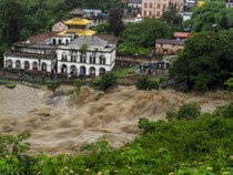 Penampakan Derasnya Aliran Banjir di Sungai Bagmati Nepal