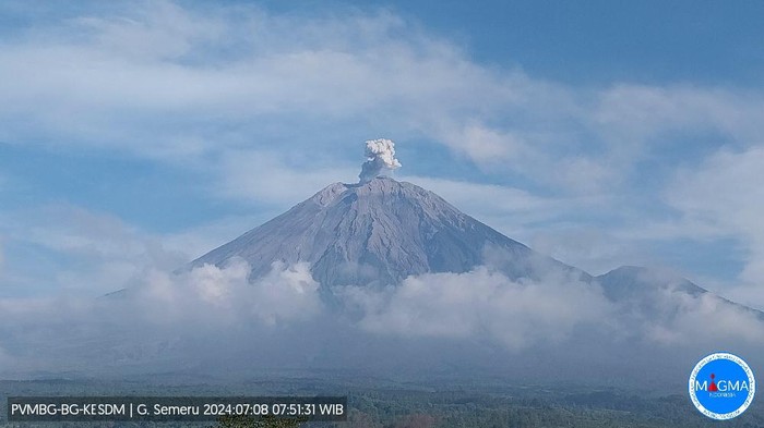 Penampakan Gunung Semeru saat erupsi