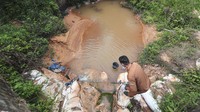 Pengambilan sampel ikan mati dan air sungai yang masih digunakan sejumlah warga untuk mandi, cuci, kakus (MCK) itu dilakukan guna menindaklanjuti laporan warga yang menemukan perubahan warna air, aroma, dan ikan mati yang diduga akibat tercemar limbah minyak.  