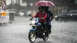 Potret Pengendara Terobos Hujan Lebat di Kolkata India