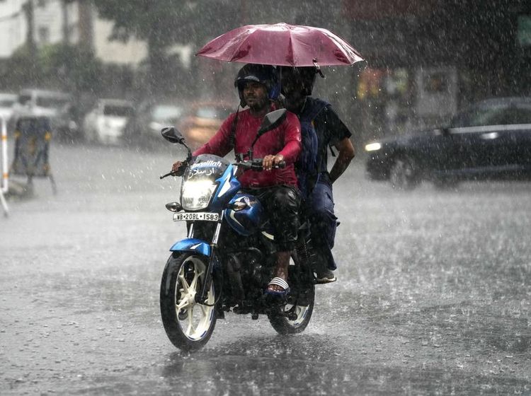 Potret Pengendara Terobos Hujan Lebat di Kolkata India