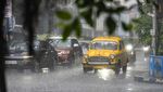 Potret Pengendara Terobos Hujan Lebat di Kolkata India