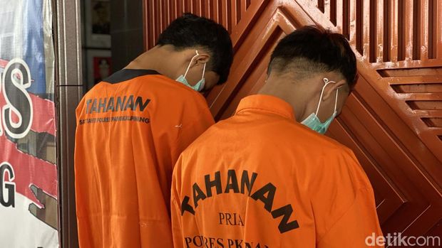 Polisi meringkus dua pelaku pengeroyokan di Kota Pangkalpinang, yang videonya viral. Dua pelaku lainnya masih dikejar polisi.