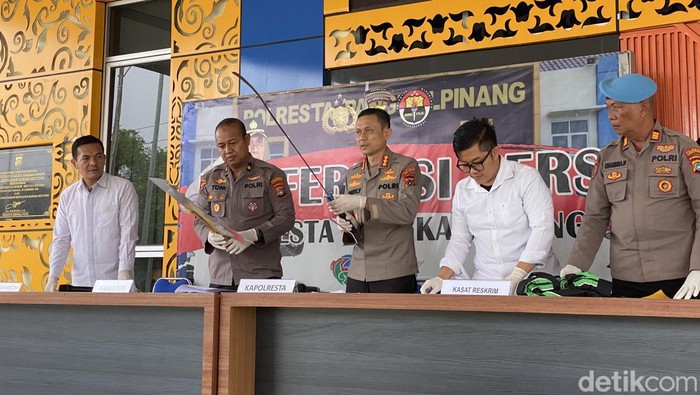 Polisi meringkus dua pelaku pengeroyokan di Kota Pangkalpinang, yang videonya viral. Dua pelaku lainnya masih dikejar polisi.
