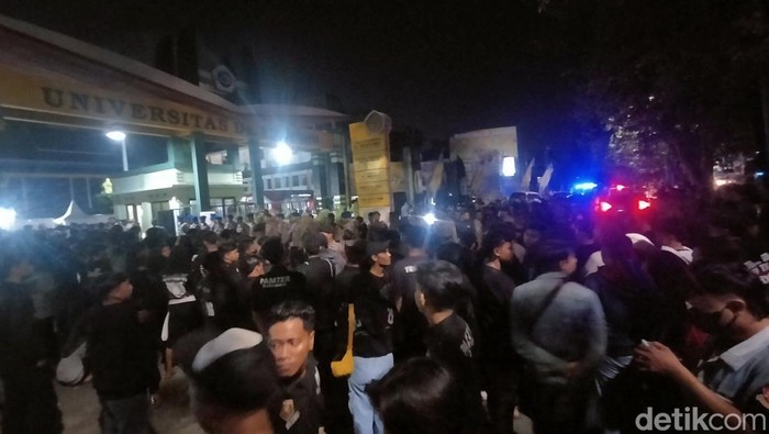 Pengesahan warga baru PSHT Cabang Surabaya di Unitomo.
