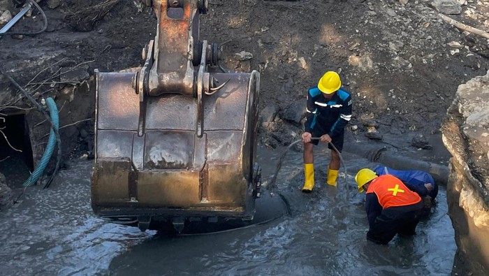 Perbaikan pipa PDAM yang bocor kena garuk proyek Tunnel TIJ-KBS.