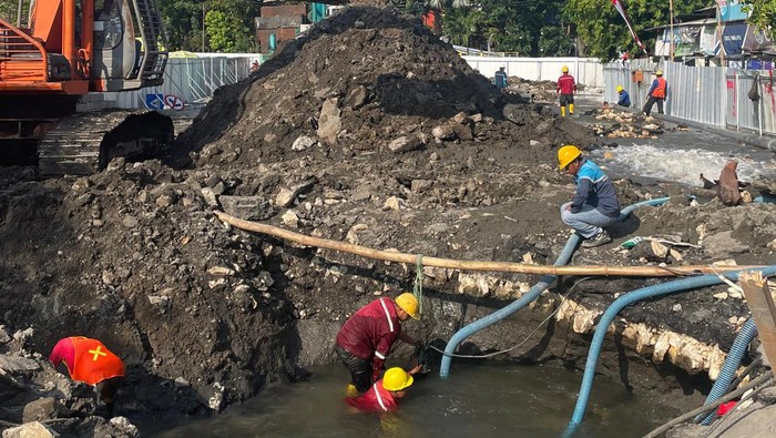 Perbaikan pipa PDAM yang bocor kena garuk proyek tunnel TIJ-KBS.