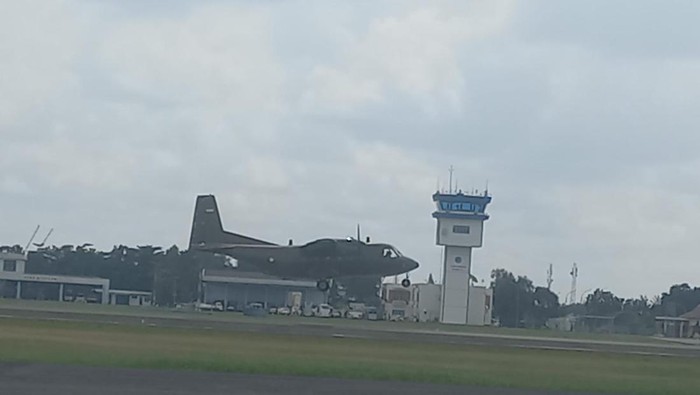 Pesawat Casa-212 Reg A-2104 yang akan menebar NaCl di awan Sumsel.