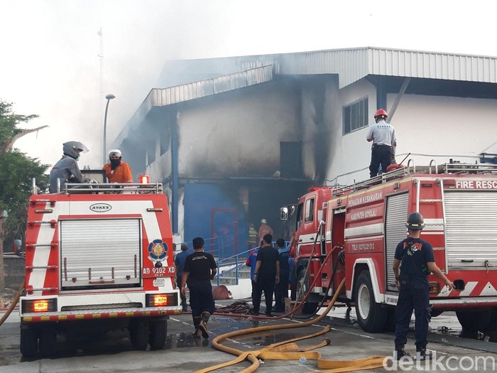 Petugas pemadam melakukan proses pendinginan di lokasi kebakaran pabrik garmen PT Hansol Indo Java, Kabupaten Boyolali, Senin (8/7/2024).