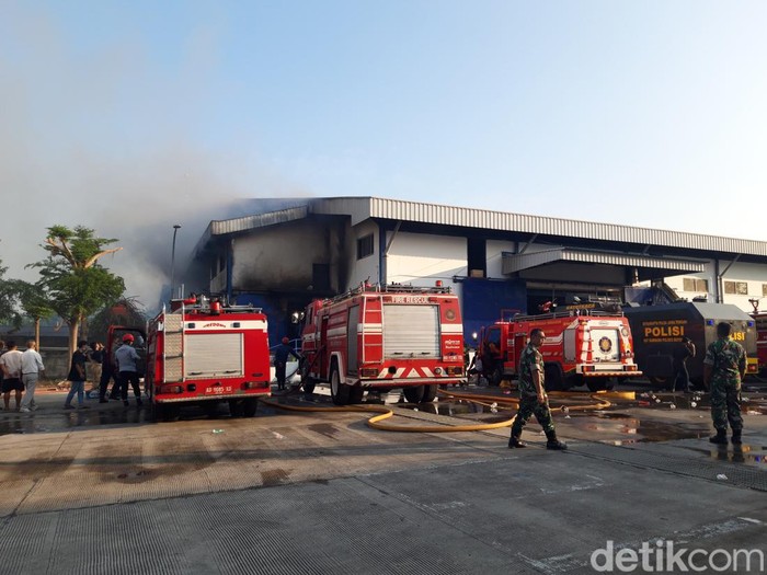 Petugas pemadam melakukan proses pendinginan di lokasi kebakaran pabrik garmen PT Hansol Indo Java, Kabupaten Boyolali, Senin (8/7/2024).