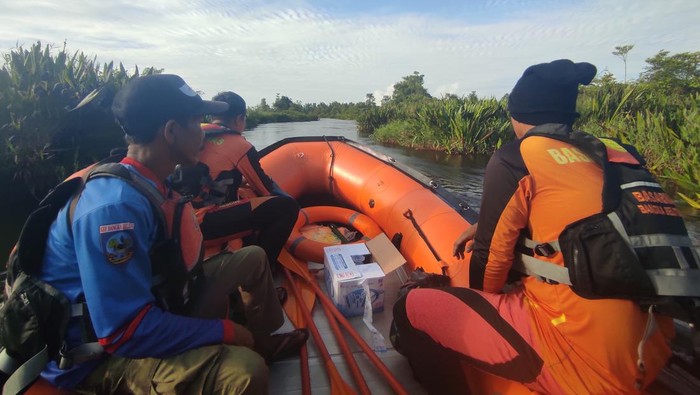Petugas saat melakukan pencarian terhadap nelayan yang hilang mencari ikan.