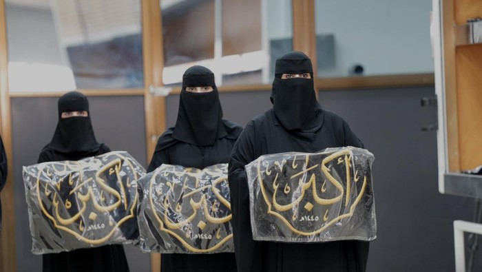 Petugas wanita ikut serta dalam upacara penggantian kiswah Kabah