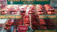 Pisang Goreng Madu Ibu Yanti seharga Rp 7.000/buah ini cocok untuk menjadi camilan yang legit. Lokasinya berada di kawasan Gambir, Jakarta Pusat yang selalu ramai pengunjung. Foto: Google Review