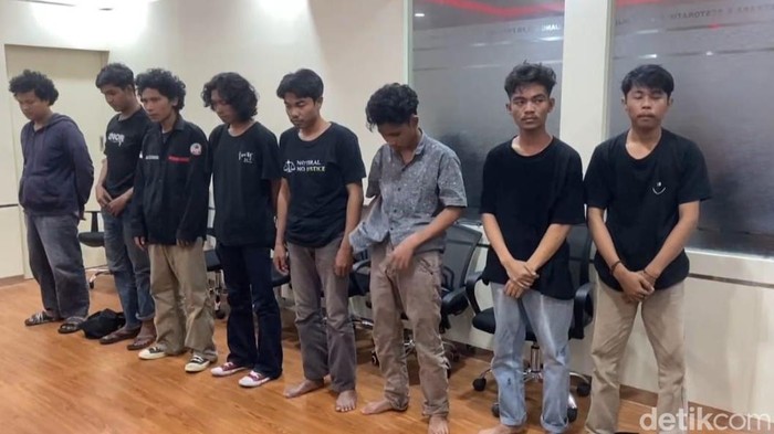 Polisi menangkap 8 mahasiswa unjuk rasa ricuh di depan kampus Unismuh.