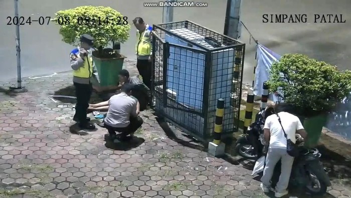 Polisi saat mengamankan pelaku pencurian baterai aki cadangan traffic light di Simpal Patal Palembang.