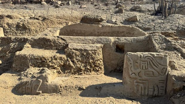 Potongan-potongan yang tampak seperti bagian dari kuil upacara berusia 4.000 tahun yang terkubur di bukit pasir di Peru utara difoto setelah ditemukan oleh tim arkeolog, di Lambayeque, Peru, 24 Juni 2024. (Peru's Pontifical Catholic University/Handout via REUTERS)
