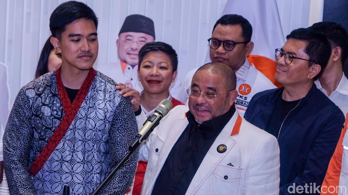 Presiden PKS Ahmad Syaikhu dan Ketum PSI Kaesang Pangarep memberikan pernyataan pers usai pertemuan di kantor DPP PKS, Jakarta, Senin (8/7/2024). Pertemuan antara PSI dan PKS membahas Pilkada di sejumlah daerah.