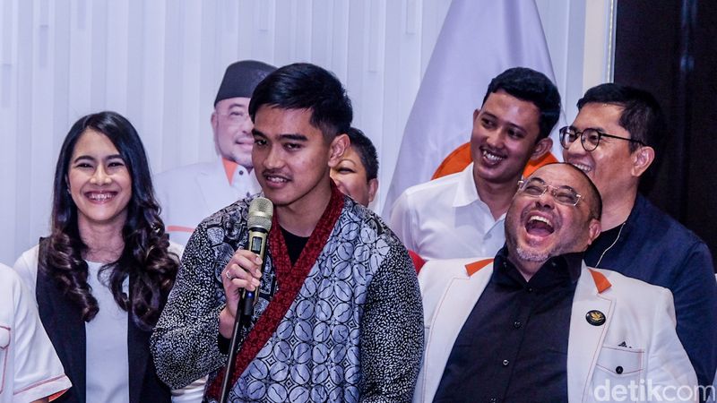 Presiden PKS Ahmad Syaikhu dan Ketum PSI Kaesang Pangarep memberikan pernyataan pers usai pertemuan di kantor DPP PKS, Jakarta, Senin (8/7/2024). Pertemuan antara PSI dan PKS membahas Pilkada di sejumlah daerah.