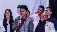 Aboe Bakar juga sempat melemparkan beberapa pantun usai pertemuan. Momen akrab itu terekam saat Aboe Bakar menepuk bahu Kaesang dan tertawa lepas. 