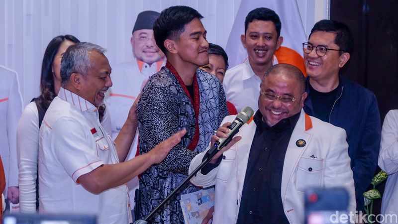 Presiden PKS Ahmad Syaikhu dan Ketum PSI Kaesang Pangarep memberikan pernyataan pers usai pertemuan di kantor DPP PKS, Jakarta, Senin (8/7/2024). Pertemuan antara PSI dan PKS membahas Pilkada di sejumlah daerah.