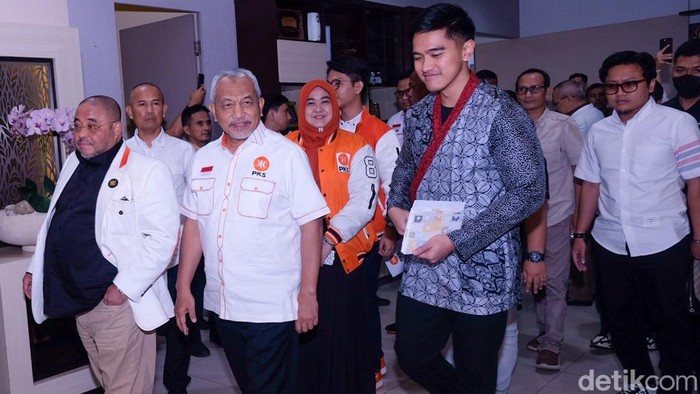 Presiden PKS Ahmad Syaikhu dan Ketum PSI Kaesang Pangarep memberikan pernyataan pers usai pertemuan di kantor DPP PKS, Jakarta, Senin (8/7/2024). Pertemuan antara PSI dan PKS membahas Pilkada di sejumlah daerah.