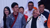 Sekjen PKS Aboe Bakar Alhabsyi ikut hadir dalam pertemuan. Aboe Bakar dan Kaesang tampak akrab.  