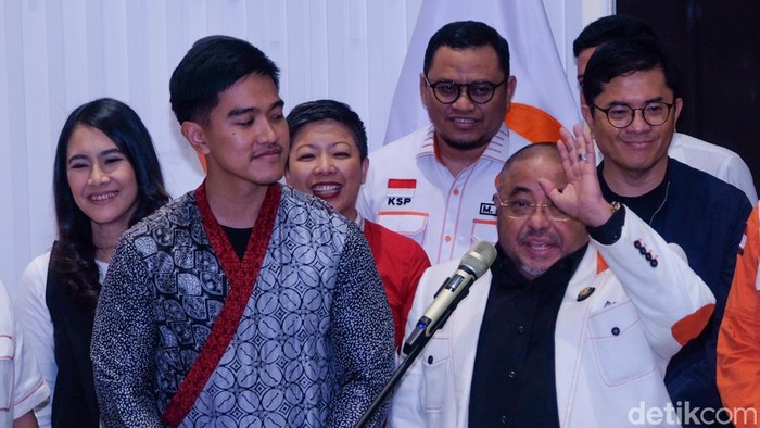 Presiden PKS Ahmad Syaikhu dan Ketum PSI Kaesang Pangarep memberikan pernyataan pers usai pertemuan di kantor DPP PKS, Jakarta, Senin (8/7/2024). Pertemuan antara PSI dan PKS membahas Pilkada di sejumlah daerah.
