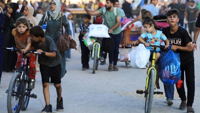 Palestinians, who fled the eastern part of Gaza City after they were ordered by Israeli army to evacuate their neighborhoods, carry their belongings, amid Israel-Hamas conflict, in Gaza City, July 7, 2024. REUTERS/Dawoud Abu Alkas