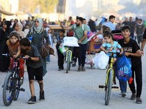 Potret Anak-anak Palestina Mengungsi dengan Sepeda