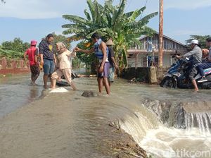 Banjir Bertahan di Tinumpuk, Akses Warga Terputus