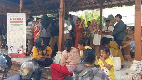 Orang tua calon siswa mendatangi Posko PPDB Disdikpora Denpasar, Senin (8/7/2024).