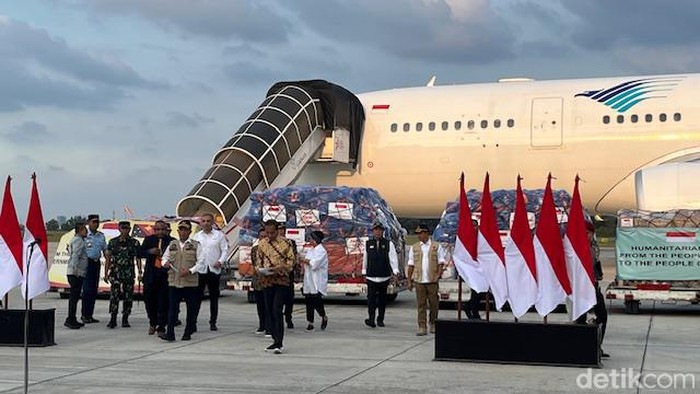 Presiden Jokowi melepas bantuan kemanusiaan ke Papua Nugini dan Afganistan. (Eva/detikcom)
