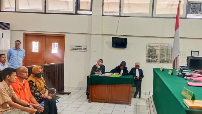 Pria asal Rusia Vladimir Kasarski saat jalani sidang vonis di PN Palembang.