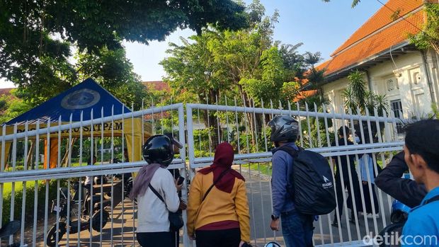 Prof BUS datangi rektorat Unair usai dicopot dari jabatan Dekan FK Unair