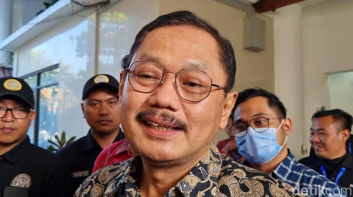 Prof BUS, mantan Dekan FK Unair saat memberikan penjelasan usai mendatangi Kantor Rektorat Unair Senin sore ini.