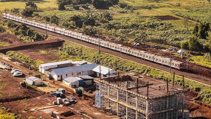 Rangkaian keret rel listrik (KRL) melintas di dekat proyek pembangunan Stasiun Jatake, Pagedangan, Kabupaten Tangerang, Banten, Senin (8/7/2024). PT Kereta Api Indonesia dengan PT Sinar Mas Land membangun stasiun kereta api di KM 37+045 Rute Tanah Abang-Rangkas Bitung dengan luas bangunan kurang lebih 3.000 meter persegi yang rencananya beroperasi pada semester II tahun 2025 dan melayani 20.000 penumpang setiap harinya. ANTARA FOTO/Sulthony Hasanuddin/rwa.