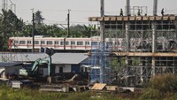 Rangkaian keret rel listrik (KRL) melintas di dekat proyek pembangunan Stasiun Jatake, Pagedangan, Kabupaten Tangerang, Banten, Senin (8/7/2024).