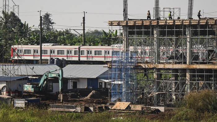 Rangkaian keret rel listrik (KRL) melintas di dekat proyek pembangunan Stasiun Jatake, Pagedangan, Kabupaten Tangerang, Banten, Senin (8/7/2024). PT Kereta Api Indonesia dengan PT Sinar Mas Land membangun stasiun kereta api di KM 37+045 Rute Tanah Abang-Rangkas Bitung dengan luas bangunan kurang lebih 3.000 meter persegi yang rencananya beroperasi pada semester II tahun 2025 dan melayani 20.000 penumpang setiap harinya. ANTARA FOTO/Sulthony Hasanuddin/rwa.