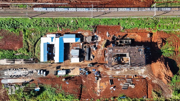 Progres Terkini Pembangunan Stasiun Jatake Tangerang Rangkaian keret rel listrik (KRL) melintas di dekat proyek pembangunan Stasiun Jatake, Pagedangan, Kabupaten Tangerang, Banten, Senin (8/7/2024). PT Kereta Api Indonesia dengan PT Sinar Mas Land membangun stasiun kereta api di KM 37+045 Rute Tanah Abang-Rangkas Bitung dengan luas bangunan kurang lebih 3.000 meter persegi yang rencananya beroperasi pada semester II tahun 2025 dan melayani 20.000 penumpang setiap harinya. ANTARA FOTO/Sulthony Hasanuddin/rwa.