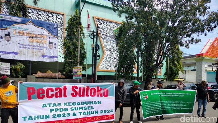 Puluhan massa aksi DPD Himpunan Keluarga Taman Siswa Sumatera Selatan mendatangi Kantor Gubernur.