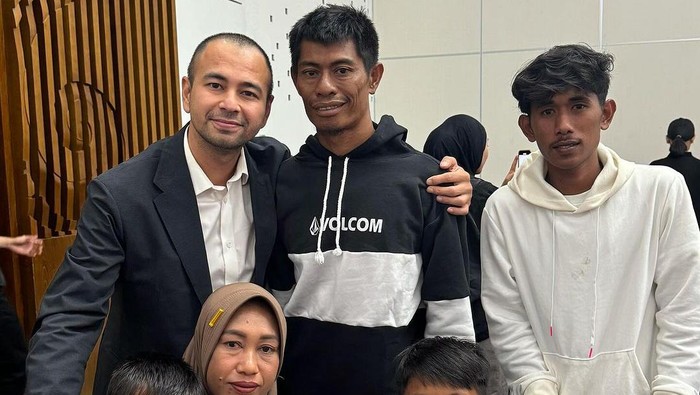Raffi Ahmad bersama Pak Aco dan keluarga.