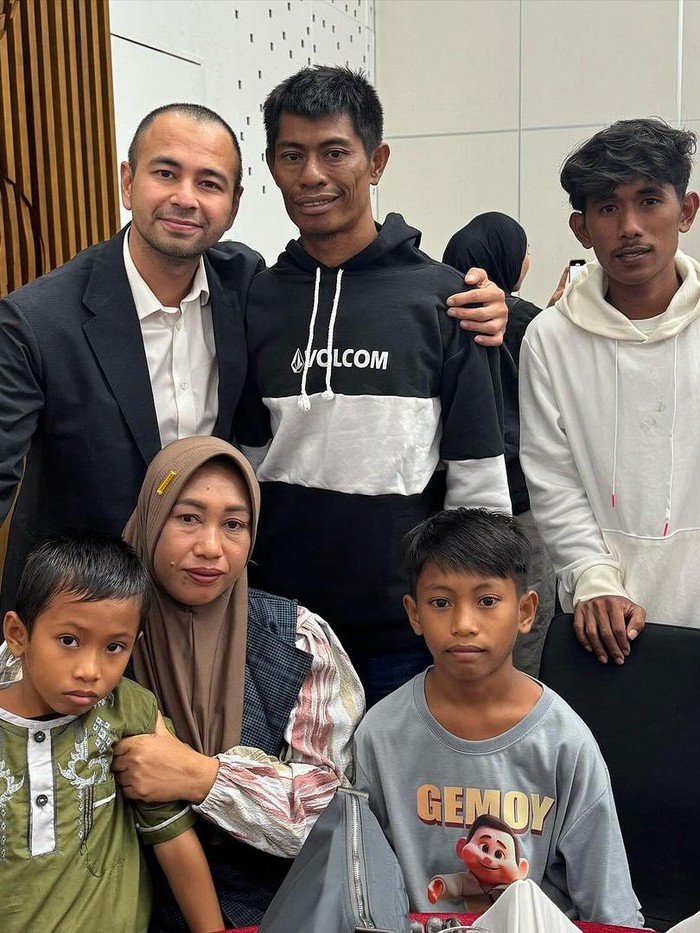 Raffi Ahmad bersama Pak Aco dan keluarga.