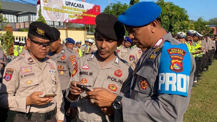 Razia HP anggota Polres Bima Kota untuk mengantisipasi maraknya judi online di Mapolres Bima Kota, Senin, (8/7/2024).