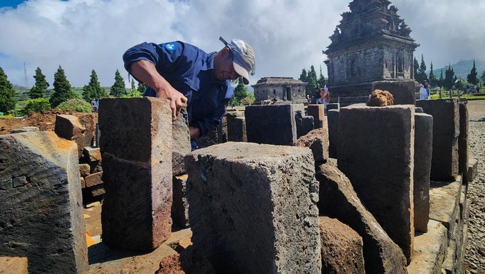 Rehabilitasi Candi Srikandi di Dieng Petugas Balai Pelestarian Cagar Budaya (BPCB) Jawa Tengah menyusun batu-batu yang terpecah dalam proses rehabilitasi Candi Srikandi di kompleks Candi Arjuna, Batur, Kabupaten Banjarnegara, Jateng, Senin (8/7/2024). Candi yang dibangun pada masa pemerintahan Raja Mataram Kuno, Rakai Pikatan (840-856 Masehi) tersebut direhabilitasi dari kondisi sebelumnya sebagian pahatan dan atap candi rusak menjadi dapat terlihat lagi bentuk aslinya. ANTARA FOTO/Aditya Pradana Putra/nym.