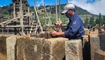 Melihat Proses Rehabilitasi Candi Srikandi di Dieng