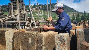 Melihat Proses Rehabilitasi Candi Srikandi di Dieng
