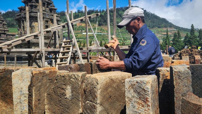 Rehabilitasi Candi Srikandi di Dieng Petugas Balai Pelestarian Cagar Budaya (BPCB) Jawa Tengah menyusun batu-batu yang terpecah dalam proses rehabilitasi Candi Srikandi di kompleks Candi Arjuna, Batur, Kabupaten Banjarnegara, Jateng, Senin (8/7/2024). Candi yang dibangun pada masa pemerintahan Raja Mataram Kuno, Rakai Pikatan (840-856 Masehi) tersebut direhabilitasi dari kondisi sebelumnya sebagian pahatan dan atap candi rusak menjadi dapat terlihat lagi bentuk aslinya. ANTARA FOTO/Aditya Pradana Putra/nym.